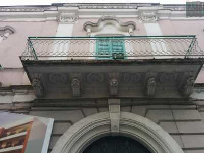 Sono presenti tre portefinestre che danno sui rispettivi balconi: quella centrale � molto particolare perch� � caratterizzata da un�insolita cornice mistilinea